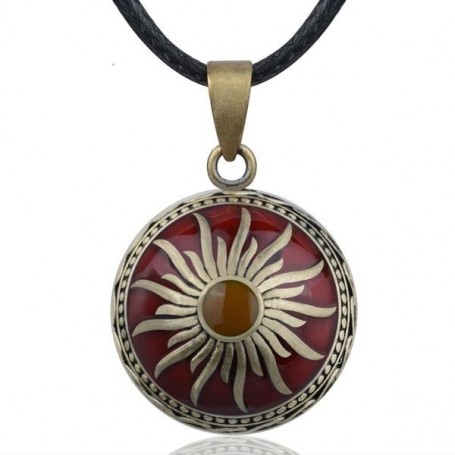 Collier bola de grossesse soleil fond rouge